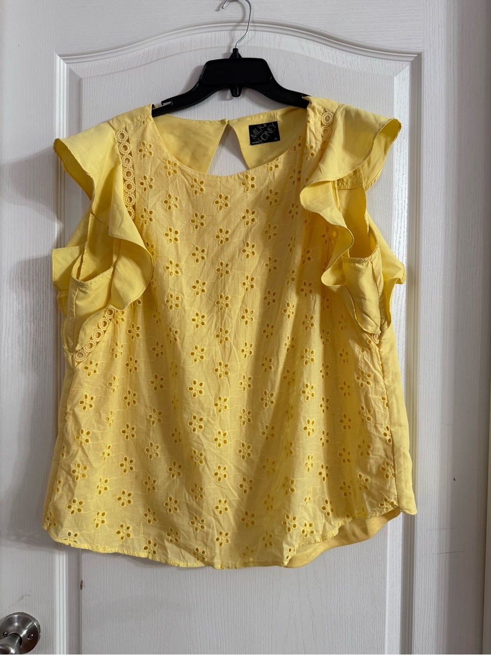Milk & Honey Women’s Yellow Ruffle Eyelet Blouse Sz 2X. AG-228